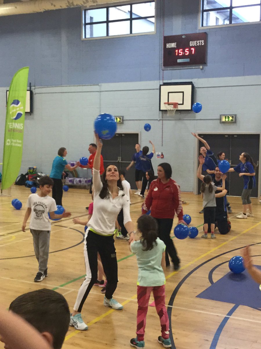 byEmilyAndrews's tweet photo. Very cute: #Kate helping a little girl with her tennis practise with a balloon. Great stuff from @TennisOnTheRoad https://t.co/F4TdabbQqz