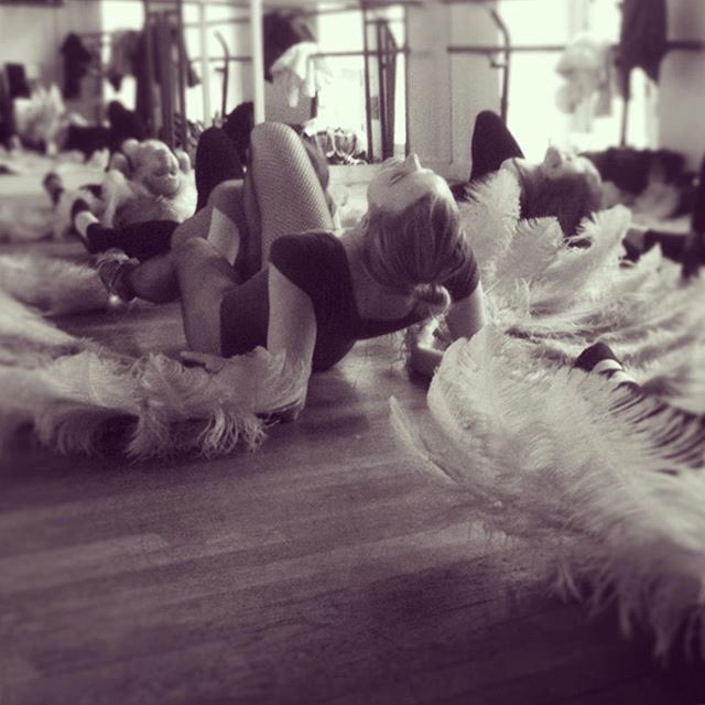 SemDuBurlesque's tweet image. #Danse d'#éventails #plumes? Vive le #glamour des #abdos? Cours le 13/03 à #paris lors de la #semaineduburlesque!