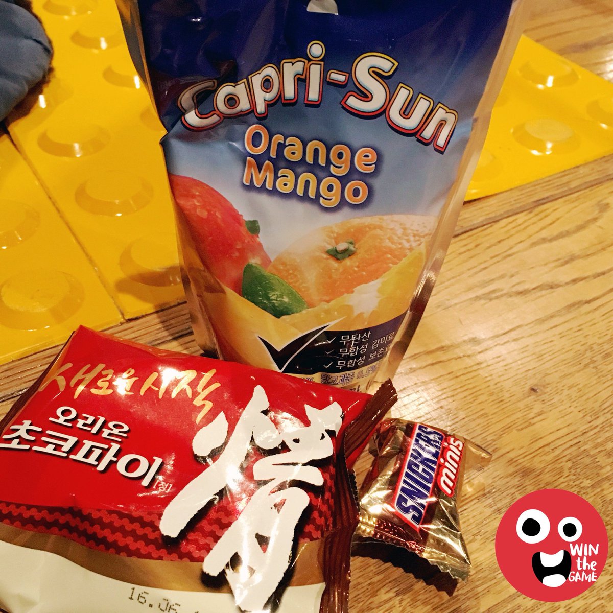winthegame718's tweet photo. 160224 엠카 사녹
태민이가 사녹 팬들 카프리썬이랑 초코파이랑 미니스니커즈 줬어요!😳
고마워요>_< 잘먹을게요!😊 🍫🍹🍴
#PressYourNumber #태민 #taemin https://t.co/Q9OMqRYZyj