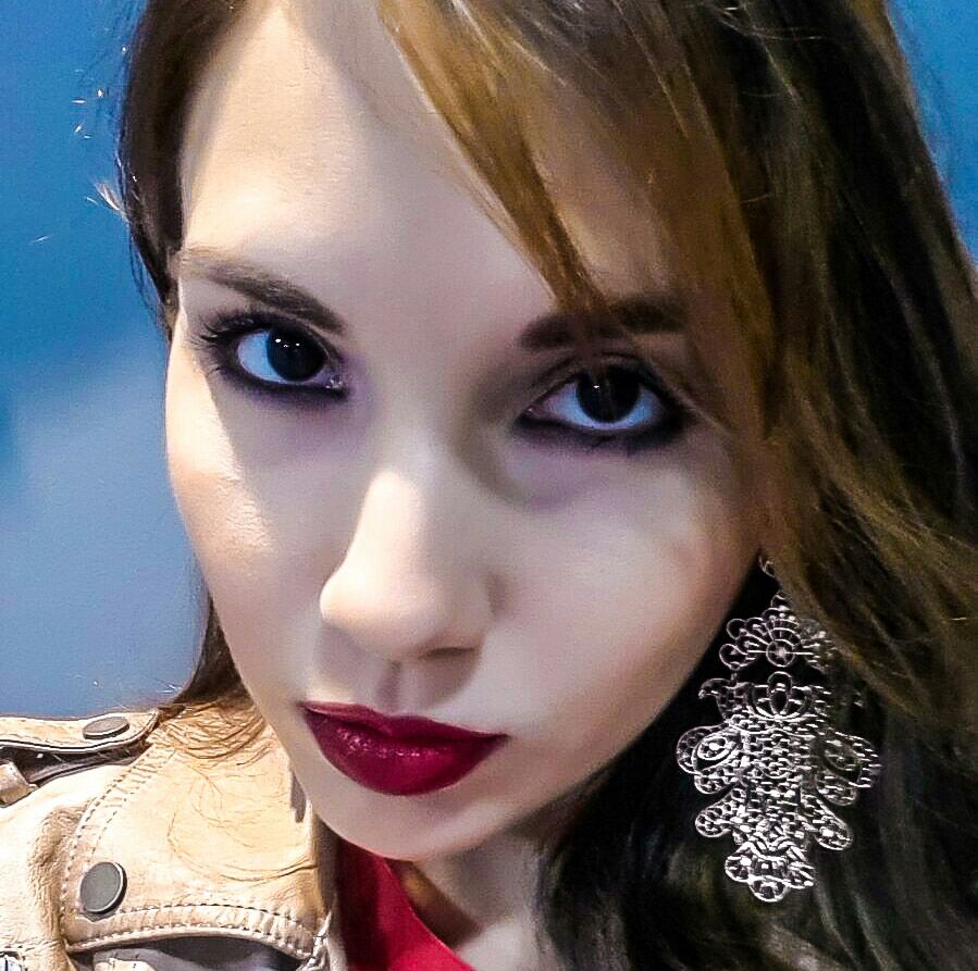 karlavmusic's tweet photo. Loving my #redlips #caspermode esperando mi entrevista. https://t.co/o9Gk1CkiyK