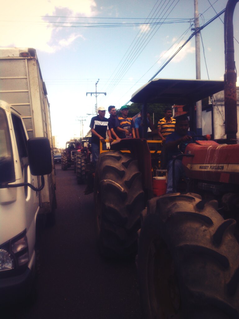 KrsRomanc's tweet photo. N#1 Ya basta #ProductoresDeArroz toman las calles de #CalabozoGuarico @noticierovv  @la_lapatilla @ElUniversal https://t.co/vQEZ3cA3Y7