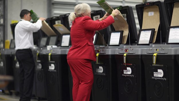 CBSMiami's tweet photo. #Miami getting #ElectionReady ahead of #Florida #Primary #campaign2016 https://t.co/xWx7qDlN8T https://t.co/YkspMdqxTK