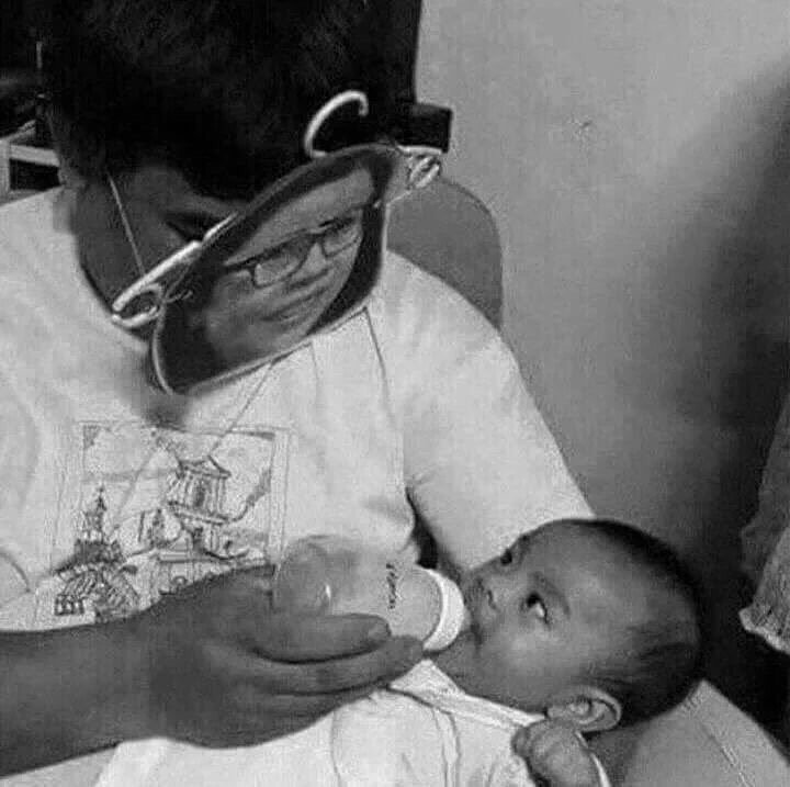 SesameV's tweet image. لم يجد هذا الأب الأرمَل سوى تلك الحيلة ، بعد أن رفضت إبنته الرضيعة أن تشرب غير حليب والدتها المتوفية !