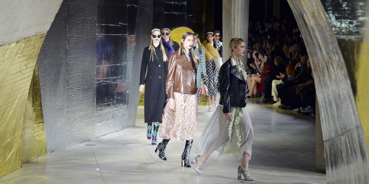 PostcardParis's tweet image. Get ready for Paris fashion week by checking out the last season's best looks.
hubs.ly/H02b9H_0