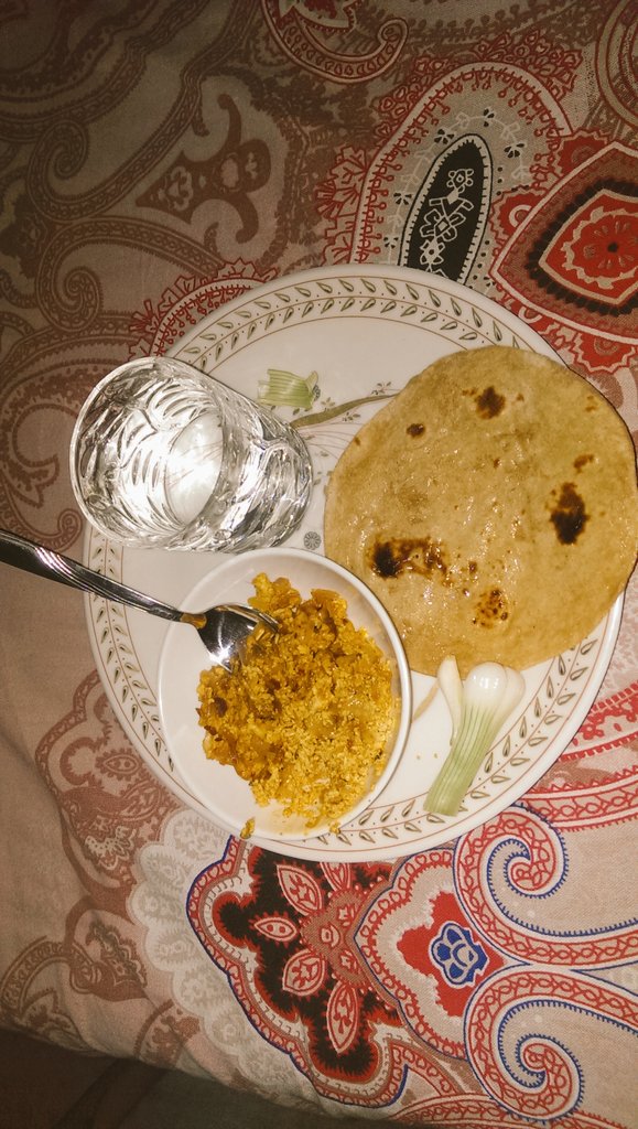 nakhrebaz_jatti's tweet photo. #maa diya hathaan diya #rotiyan after a month #ludhiana https://t.co/P6FzQ0GgCb