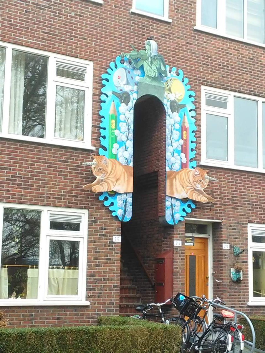 crystalroar's tweet photo. Amikor azt kérdik, miért szeretem Hollandiát, ilyen képeket mutatok. #Groningen #randomstreetart #why https://t.co/9hQqsHYqaw