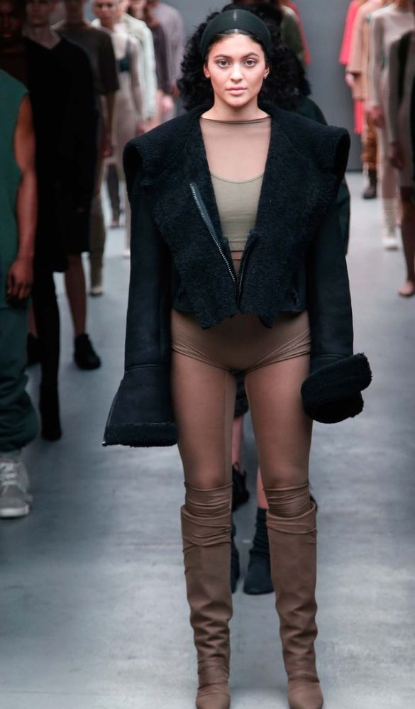 Yasmiiincmm's tweet photo. Kanye West... #fashion #style #KylieJenner #ootn #blogger #blavk #casual #inspiration #LFW https://t.co/IKl40tdOgv