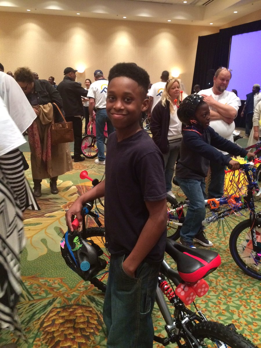 c_lvejoy0's tweet photo. Quadarious loves his bike! #cflstepupedu https://t.co/Mg5LcfvfWK