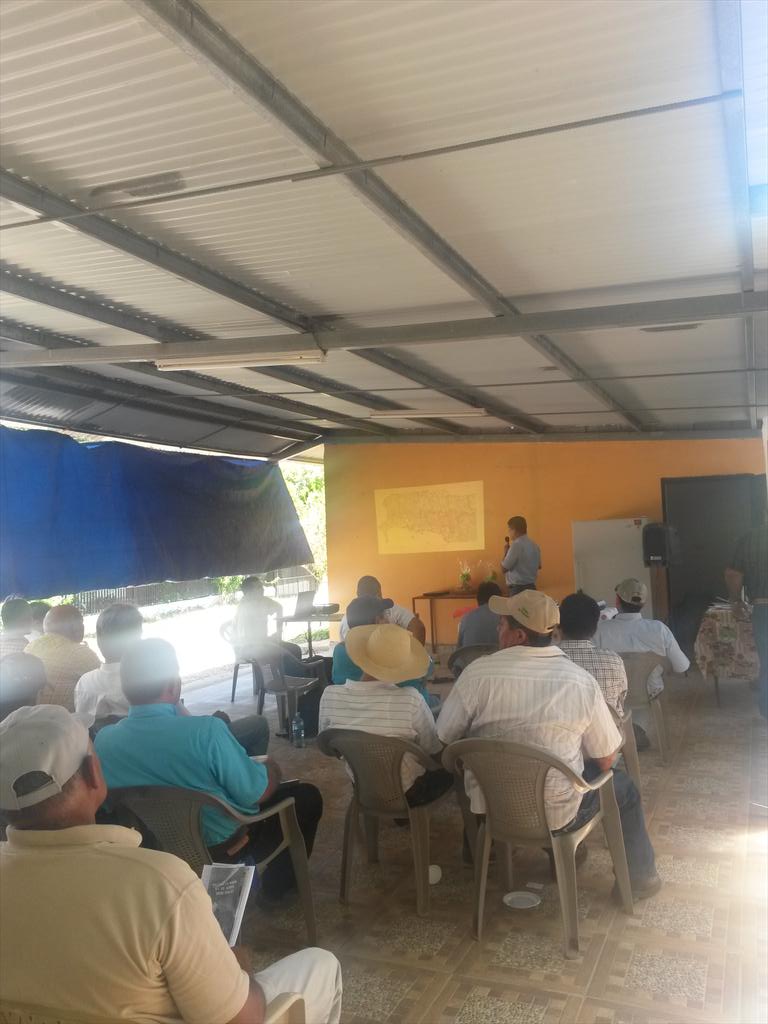 Reunión con productores del oriente chiricano... cosecha de agua