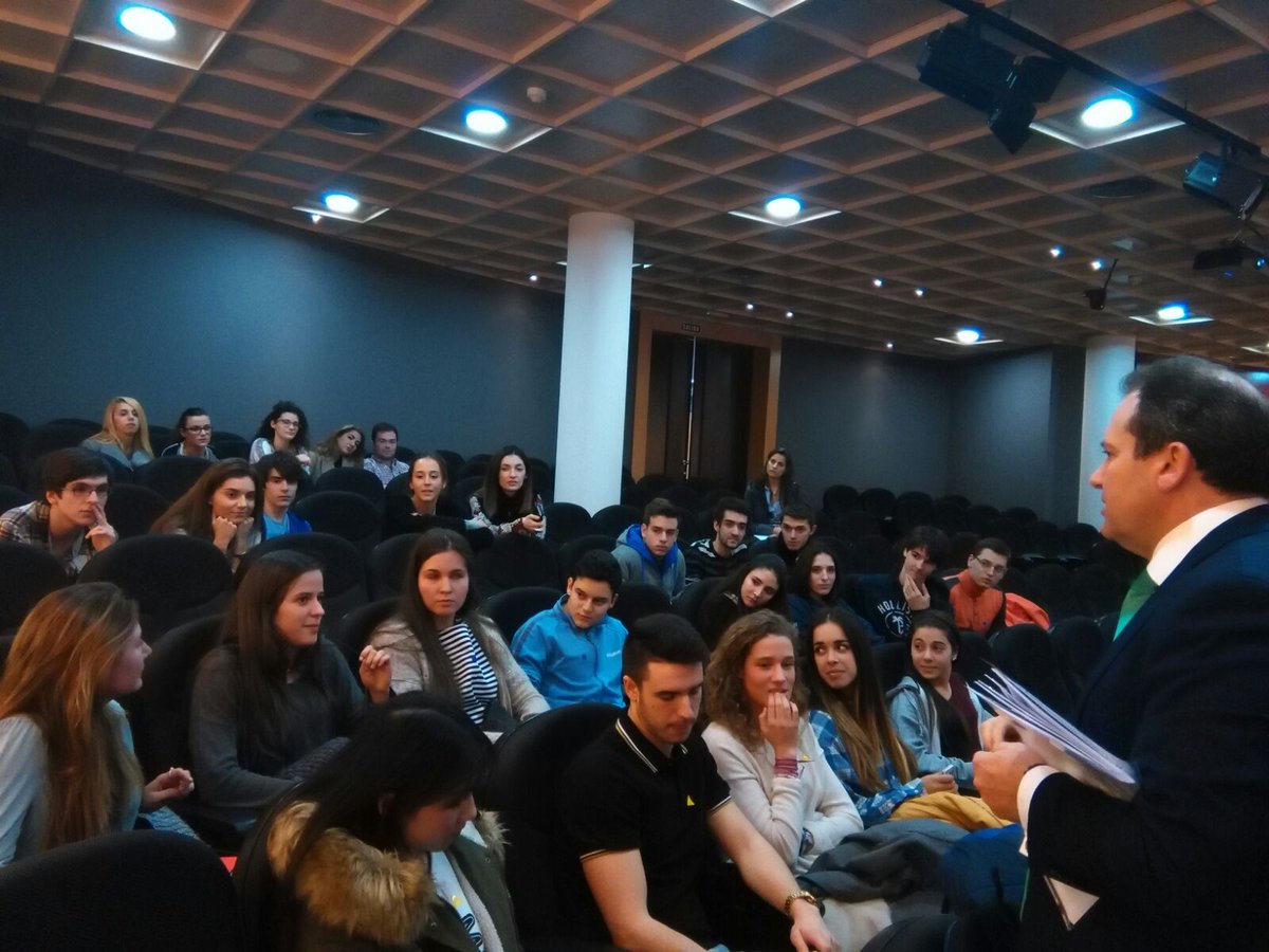 EmpresaUE's tweet photo. Algunos alumnos #TopProgramUE en su networking con @Deloitte_ES y @BluumiGlobal hoy en el #CampusVillaviciosaUEM https://t.co/yIxUsxfk8R
