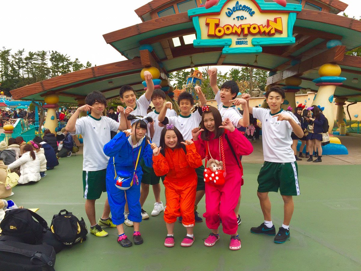 tm_ny_0126's tweet photo. 世の中のモテたい男子に言うけど、この季節にディズニーで半袖短パンで歩いてればかなりの確率で色んな人から写真を求められるよ
途中でだるくなるレベル https://t.co/TsmAlb75dy