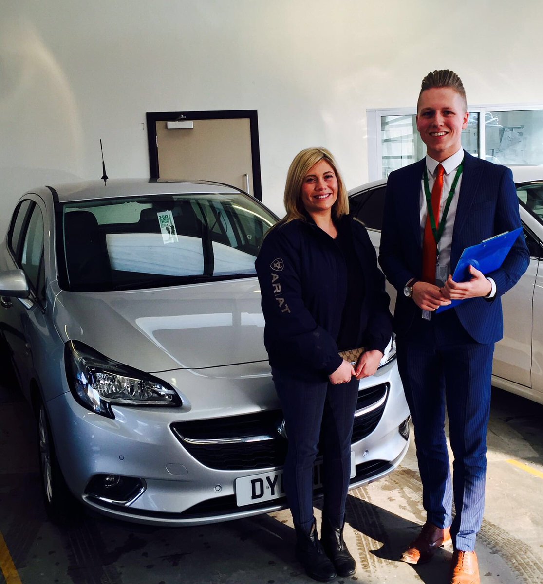 EracU421's tweet photo. ☀️ -Scotty looking after this lovely customer today #U421 #Service #VSA'd #ShinyAndSafe @u4_vr https://t.co/rOZuxuwTxJ
