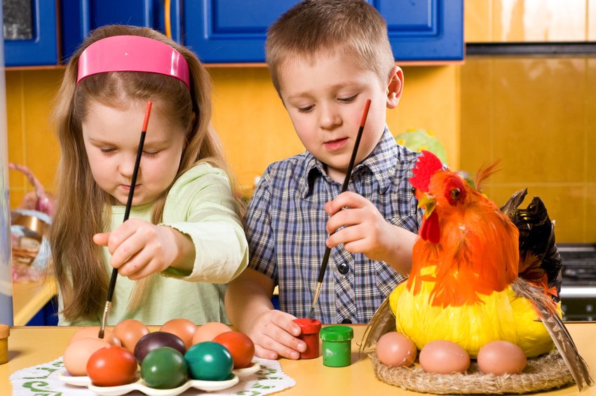 девочки показывают яички