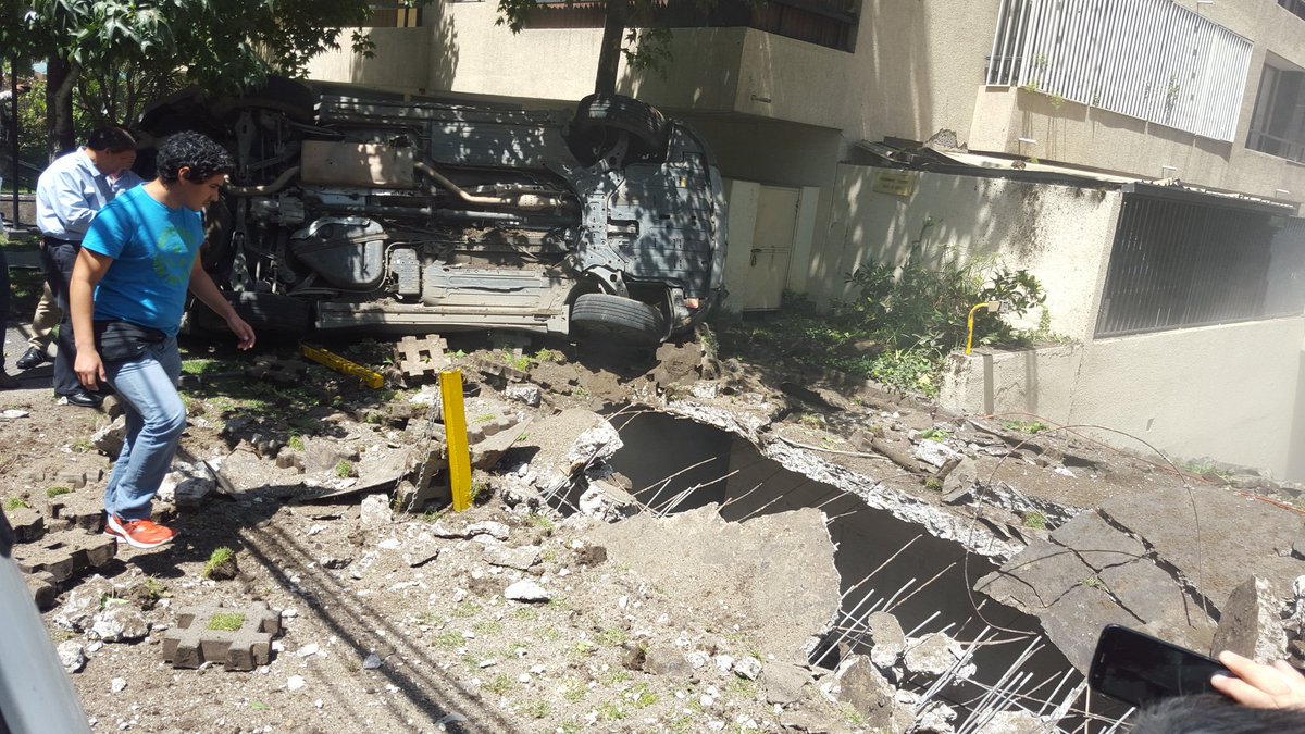 biobio's tweet photo. AHORA + FOTOS | Explosión de cámara de gas en Vitacura  https://t.co/SyJUHPf2jU https://t.co/OYdNH6UBXi