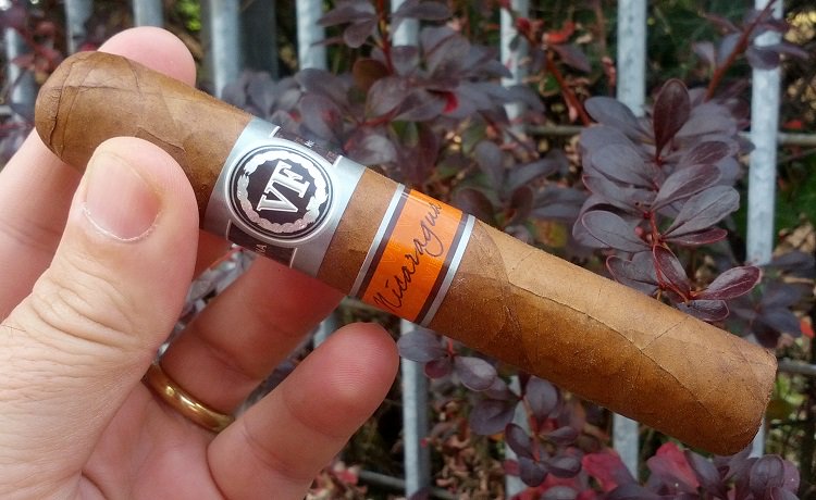 VEGAFINA NICARAGUA "Robusto": puro premium hecho por Tabacalera Española. Conseguilo en: 25 de mayo 358, Microcentro