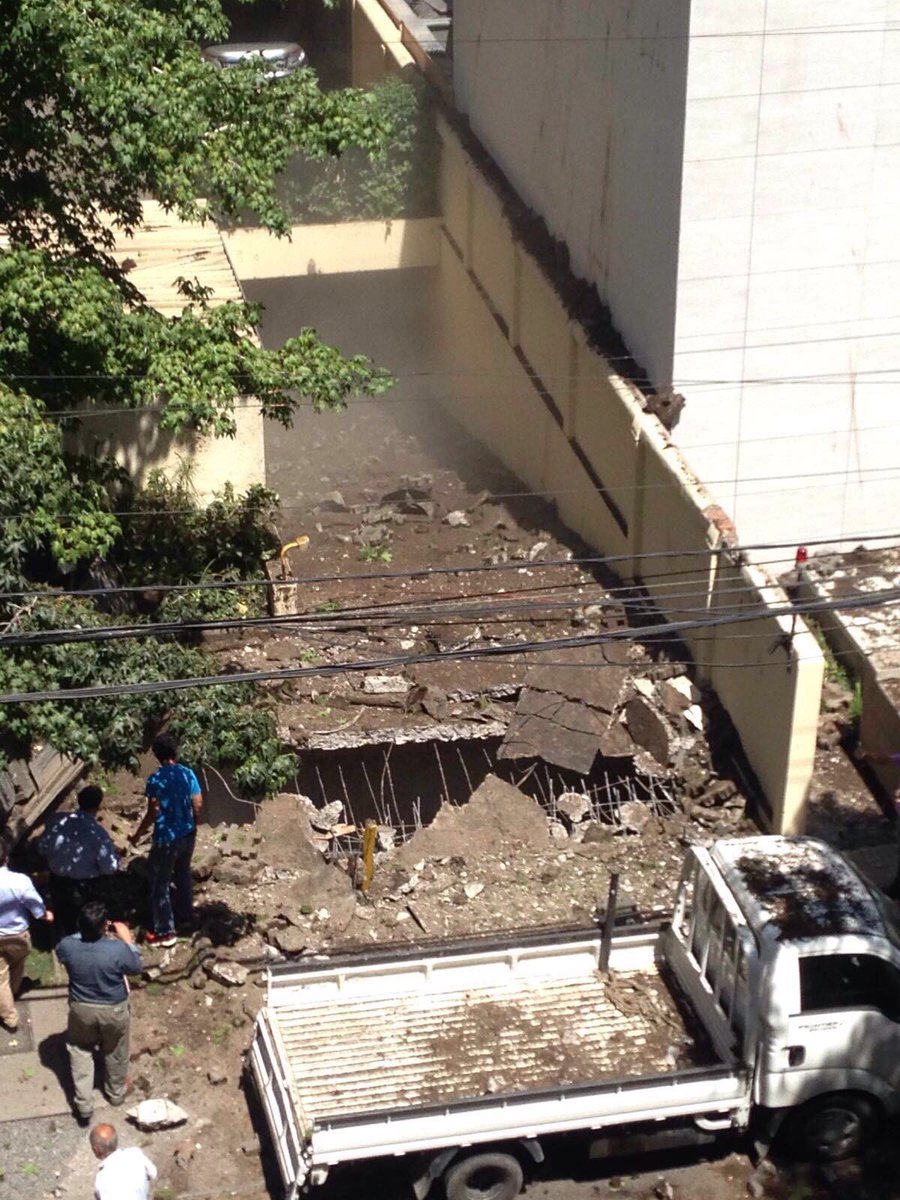 sextacbn's tweet photo. #LasCondes, Zurich y Av Vitacura: CB Santiago trabaja en explosión en edificio. B14 BX20 Q15 M7 H18 RX15 en el lugar https://t.co/hSUANIaLpI