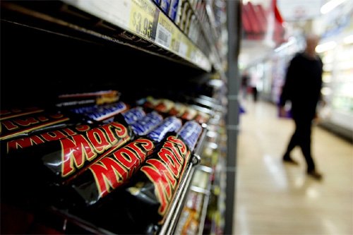 Plastica nei Mars, ritirati anche in Italia: Auchan e Coop hanno ritirato dalla vendita le barrette di cioccolato nei negozi