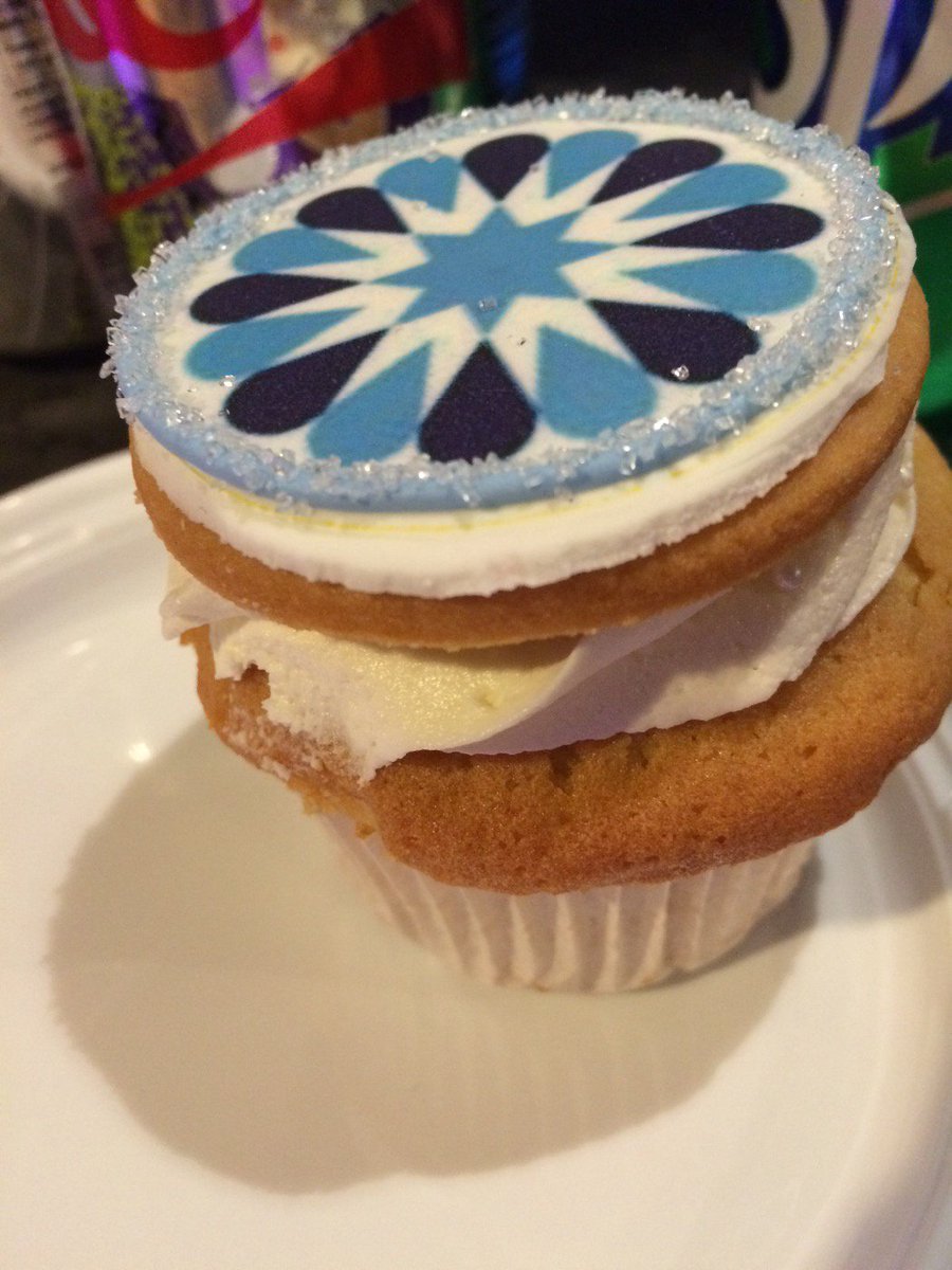 mollystarkdean's tweet image. Eating around tiny tables/on the floor, because you&apos;re not allowed to eat near at the stages. #LogisticsFail #sfroar