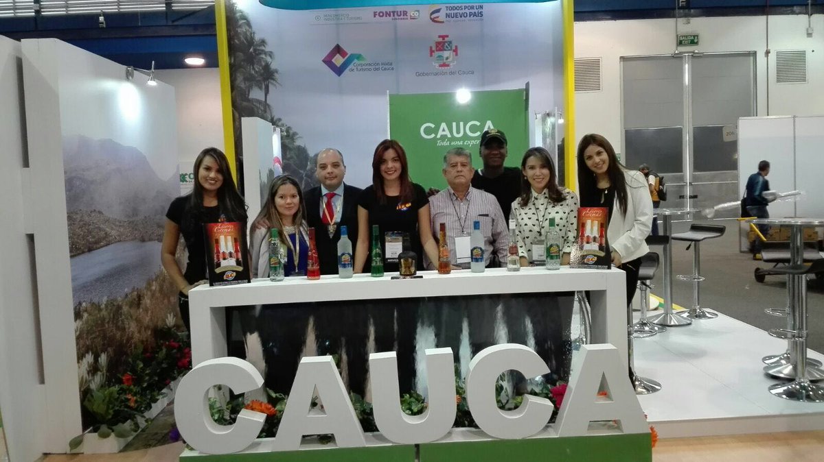 PopayanCO's tweet photo. La @licoreracauca con @jpmattacasas en la #VitrinaTuristica de ANATO, donde participan mil empresas de 45 países. https://t.co/UL26oE3dGM