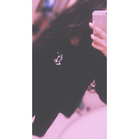 LyaxOfficial's tweet photo. Ich hab endlich das Sweatshirt von @PXLWLF 💯🙏🏼 
~
So flauschig, wer cool wenn ihr @PXLWLF makiert das er es sieht.💋 https://t.co/QGxVt1wDjw