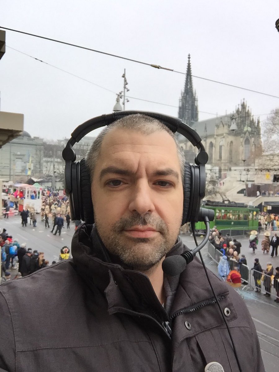 nicodrec's tweet photo. Und nomool Cortège live fir @Radio_Basilisk und @bzBasel #aigeli #FasnachtBS #butfirstletmetakeaselfie https://t.co/Fxby2Cu70r