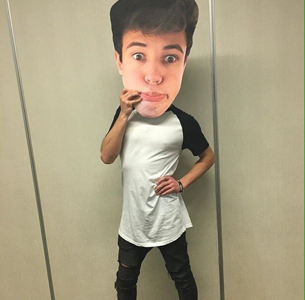blakesdonut's tweet photo. Hey guys! Getting ready for school so until I'm back enjoy this pic of @camerondallas 😂 https://t.co/TuP2w74BgH