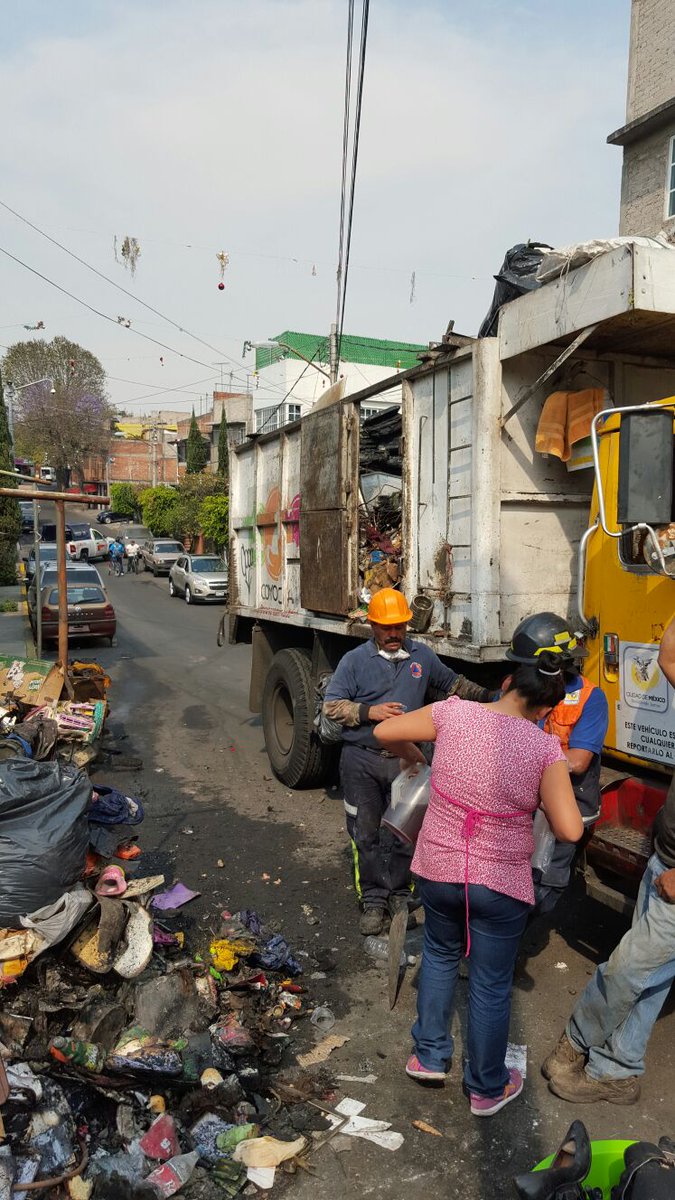 Alcaldia_Coy's tweet photo. Personal de la Dir. Gral. de Servicios Urbanos apoyó en el retiro de escombos tras incendio en col. Ruiz Cortines. https://t.co/UR0LuRXFcL