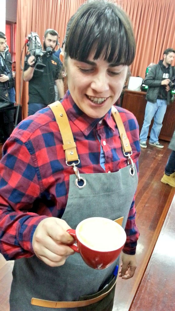 El numeroso público asistente atiende con mucho interés las explicaciones de los <a href="/kanallacoffee/">Kanalla Coffee</a> #BaristasFoz #cafe