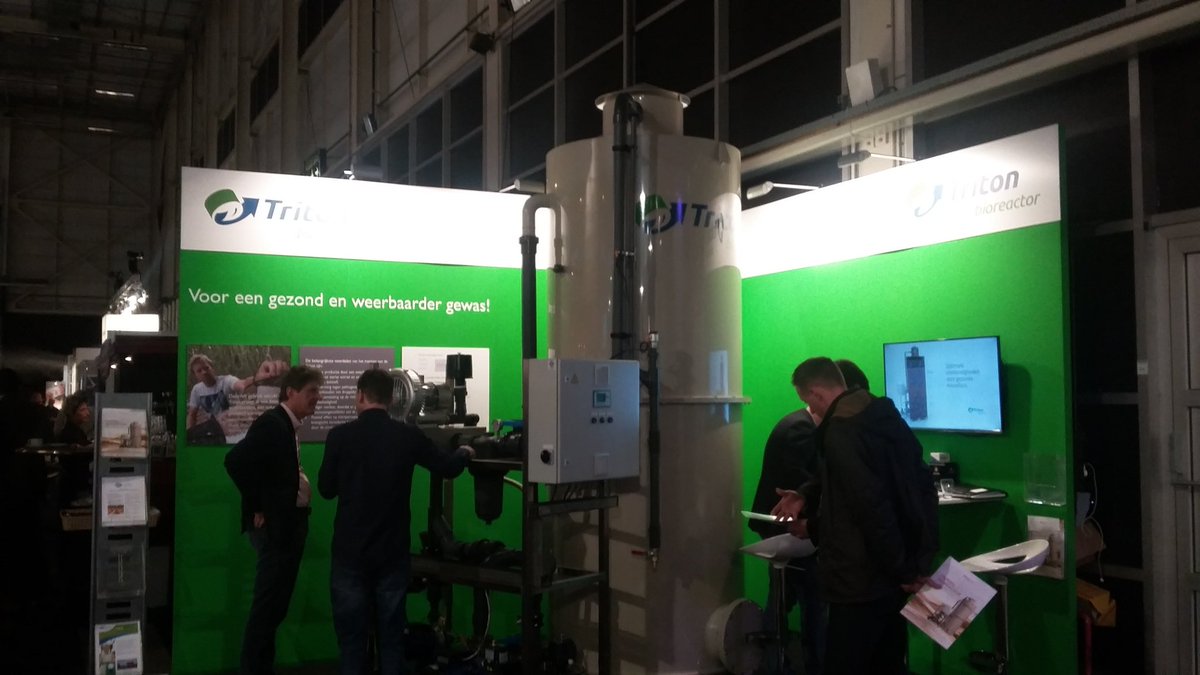 De stand van <a href="/AquaTerraNova/">Aqua-Terra Nova</a> met de triton als #innovatie wordt druk  bezocht! #TuinbouwRelatiedagen