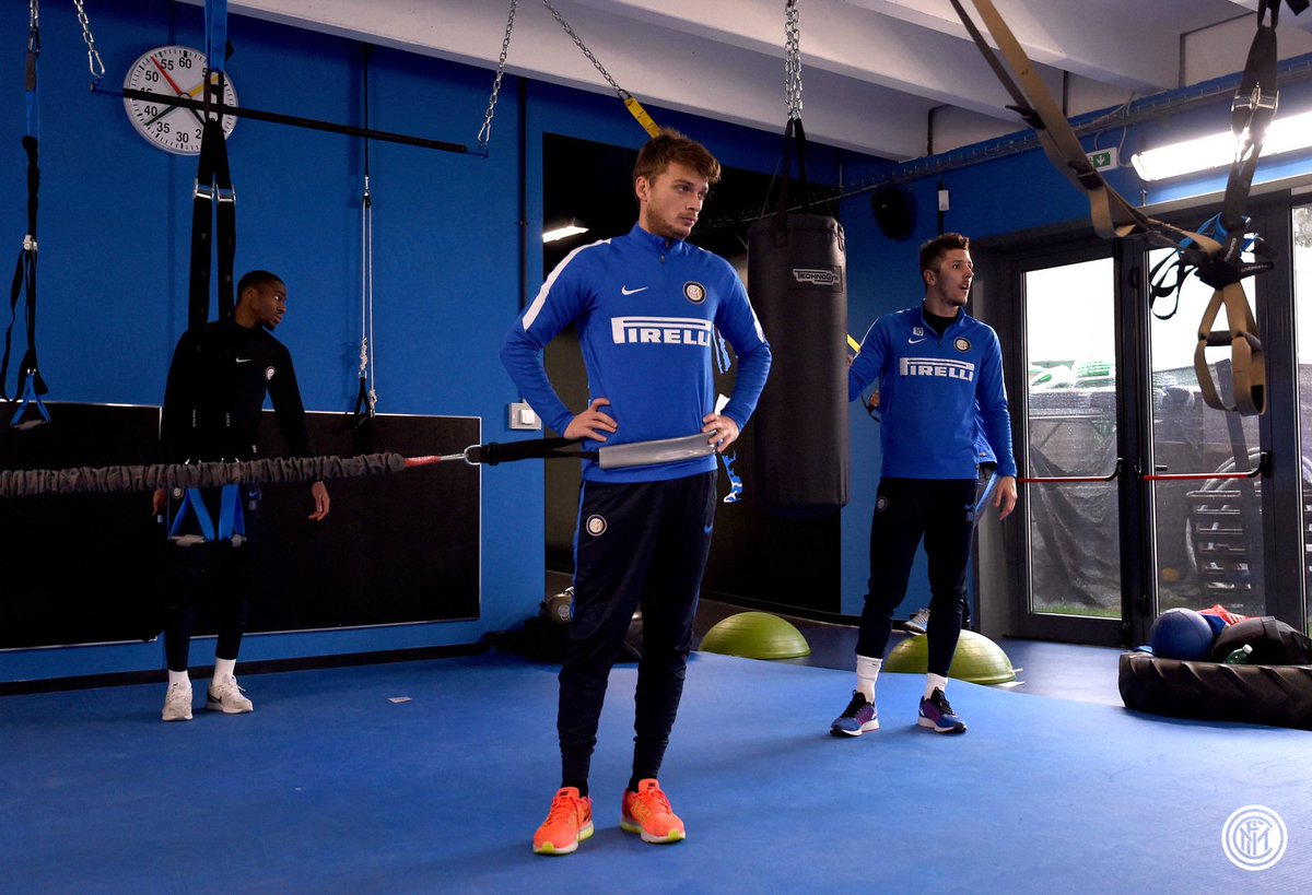 Inter's tweet photo. 📷 Seduta mattutina di lavoro in palestra: nel pomeriggio si replica. Le immagini: https://t.co/FRJP6wwGRw #FCIM https://t.co/J5oiE5pBKK