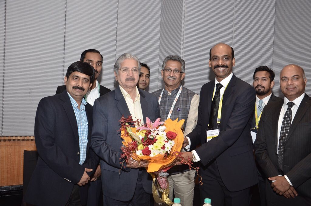 iakshaykale's tweet photo. @rai_india @kumarraja1 @nageshbsn felicitating Hon Minister @Subhash_Desai during Retail leadership Summit #rls2016 https://t.co/6LkUnmngLX