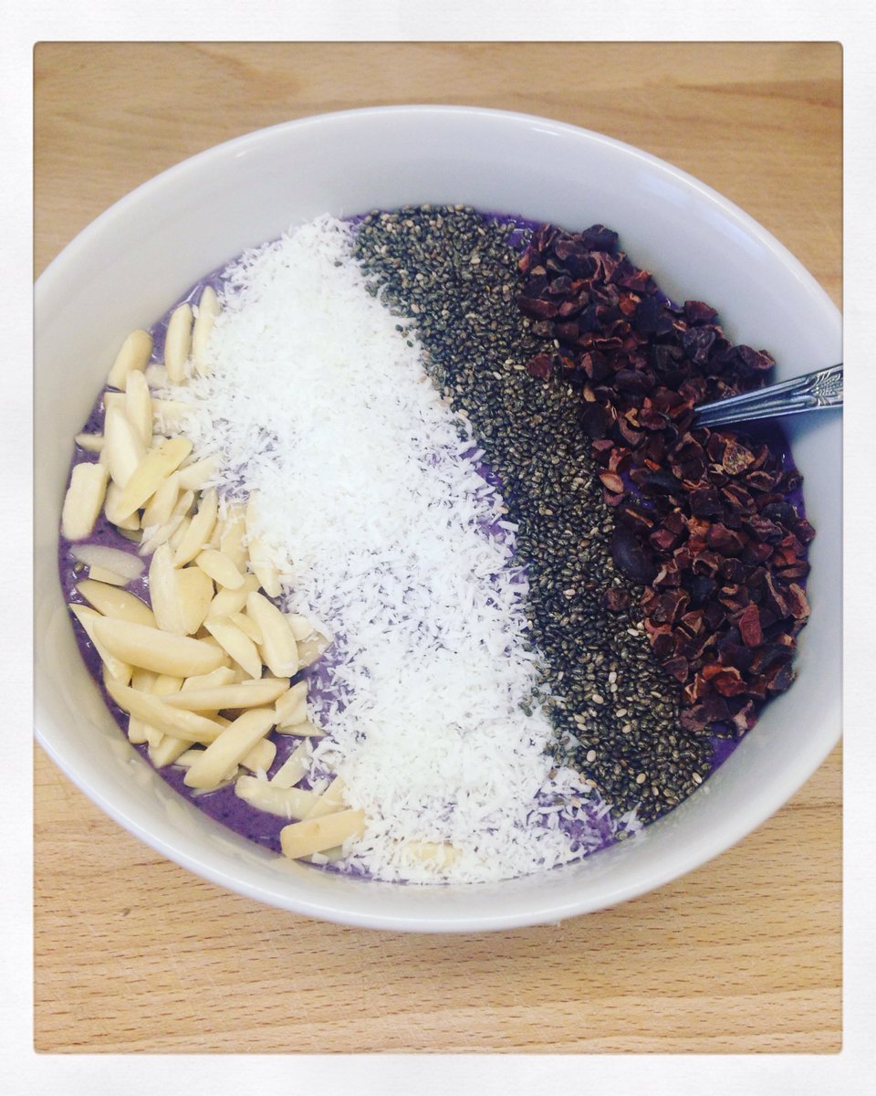Cynthia_Gamache's tweet photo. Smoothie bowl. 💜👌 #breakfast #healthymealideas #yum https://t.co/TeW4thXnE8