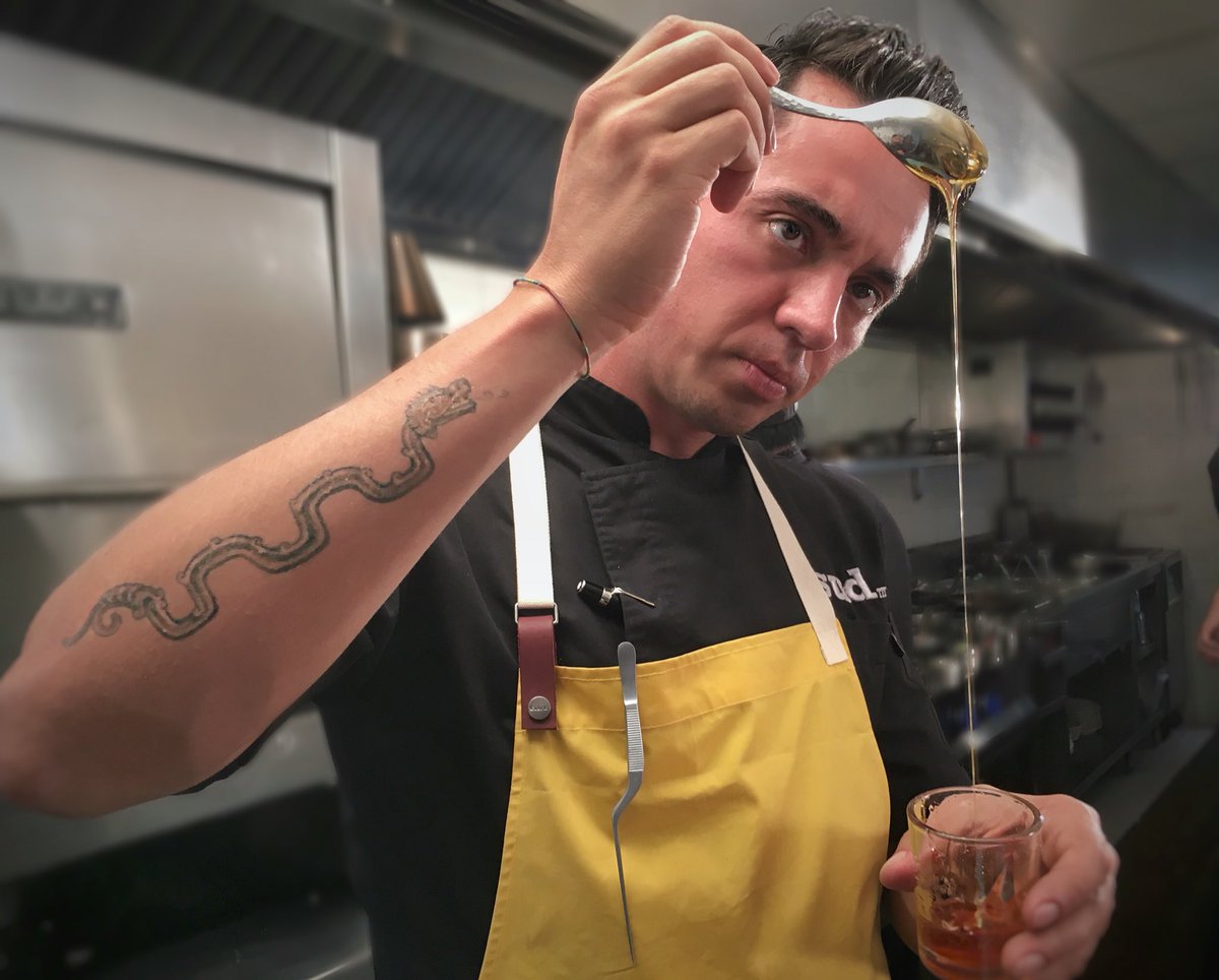 TrincheEstudio's tweet photo. El chef @EdgarNunezM probando las mieles de la #LaRutadelaMilpa #CDMX https://t.co/0DNUAouPHU