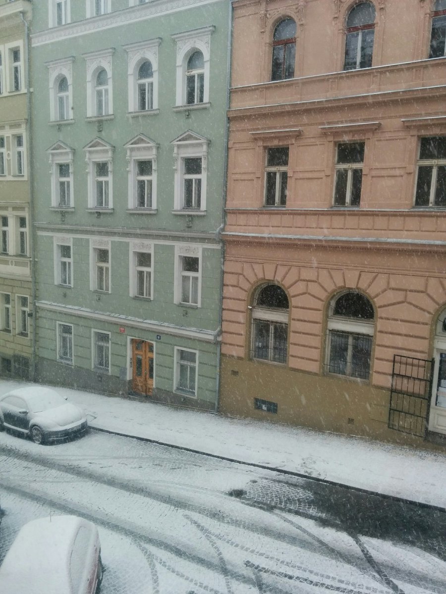 vaaaafelka's tweet photo. Позавчера выходила без пальто, а сегодня снег валит! #prague #weather https://t.co/BmPFluX6pz