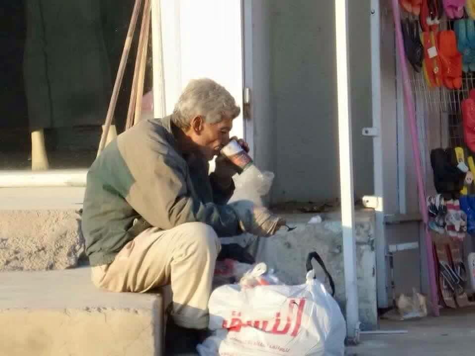 soziraq's tweet photo. ✿◕‿◕🍃🌹حالة #انسانية #العراق #بغداد..هذا الشخص هو استاذ في الفيزياء في إحدى جامعات لندن سابقاً لسبب إعتراضه ع حكومة-1 https://t.co/x3zNsBamQs