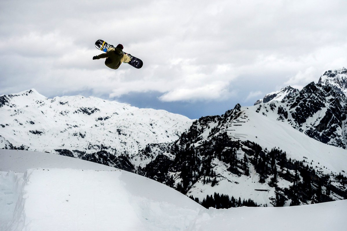 bluetomato's tweet photo. #bluetomatoteam rider Mitja Kodric flying high! Pic by Uros Rojc #snowboarding #GriloMovie #WinterIsOn https://t.co/Dw5ZH20oQx