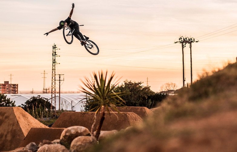 fmbworldtour's tweet photo. '@sampilgrim now has a new team mate. Nice start of the #FMBWT season for @FREDRIKSSONMAX!
> https://t.co/fQycBsW3bL https://t.co/pKczjkilPH