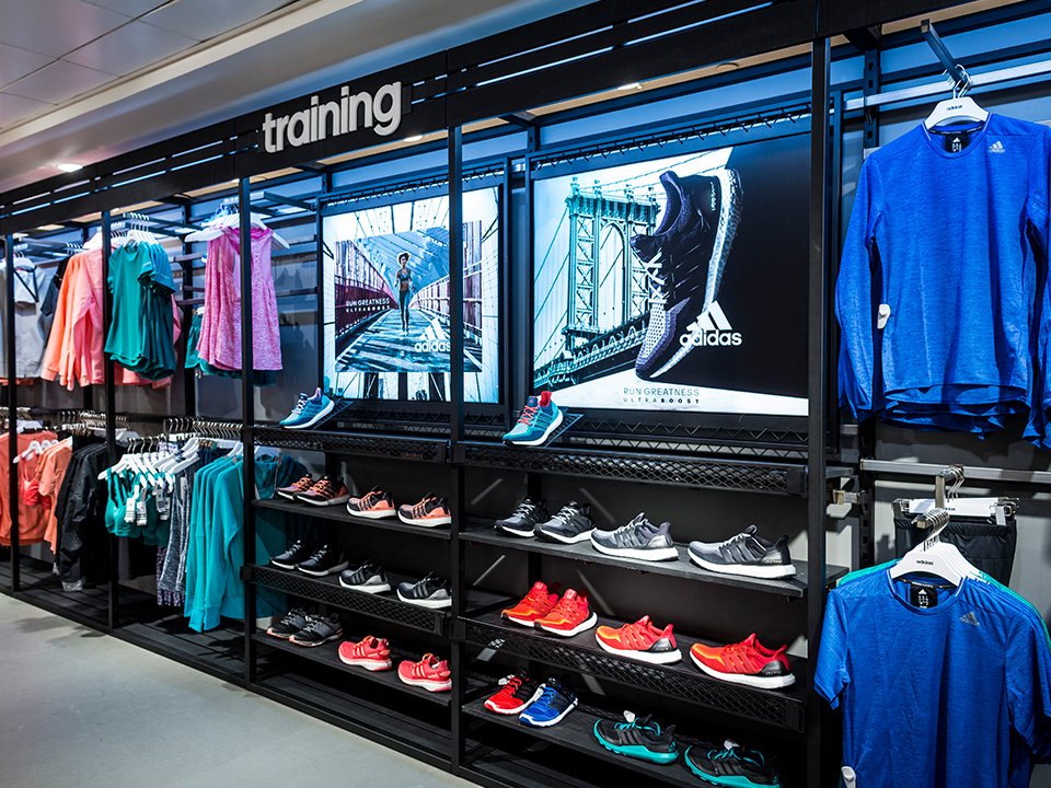 M2Printing's tweet image. Verbluffend resultaat met #LEDframes met backlit #peesdoek voor adidas shops in Bijenkorf retail.m2printing.nl/projectpagina-…