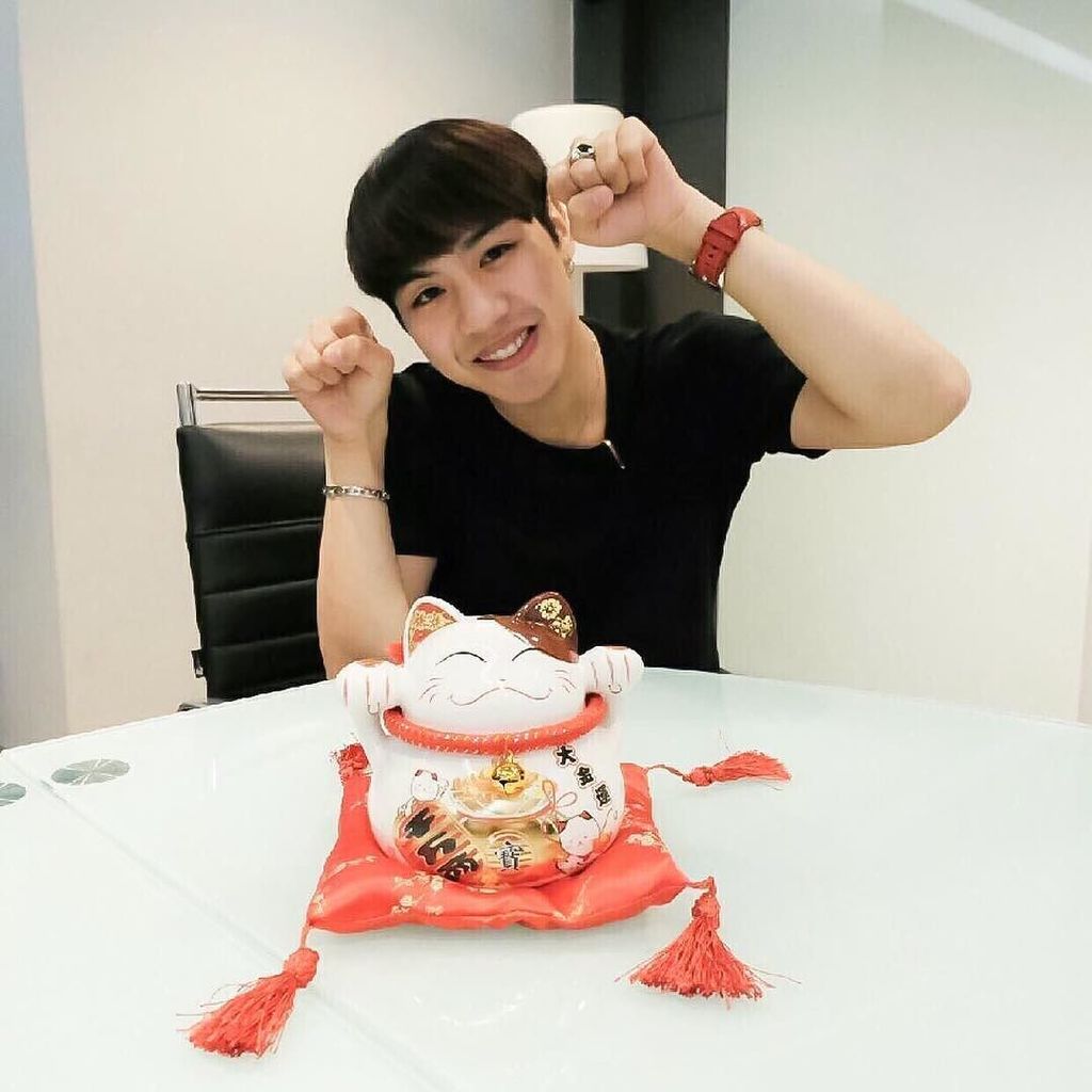max_mgz's tweet image. ww.nawat (@n_whitewo)'s IG Update : ใครทำท่าเลียนแบบแมวนำโชคเหมือนผม ขอให้ความโชคดีมาหาตัวนะครับ #กวักความโชคดี #แม…