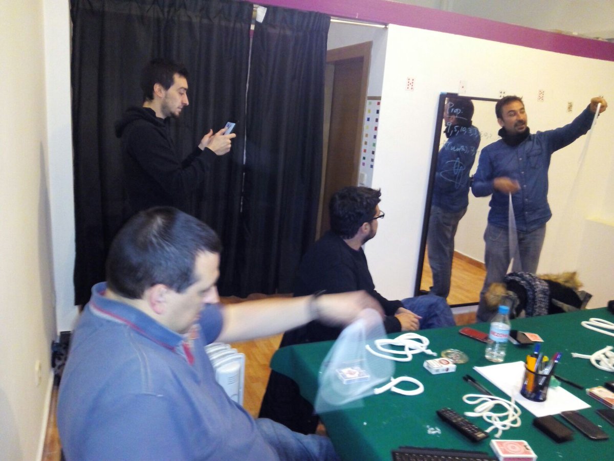 MetodoFurni's tweet photo. Nuestro gran profe y #mago @PabloClabo impartiendo una clase de #magia en nuestra escuela!!♠♣♥♦ https://t.co/Y4bxzvmn5j