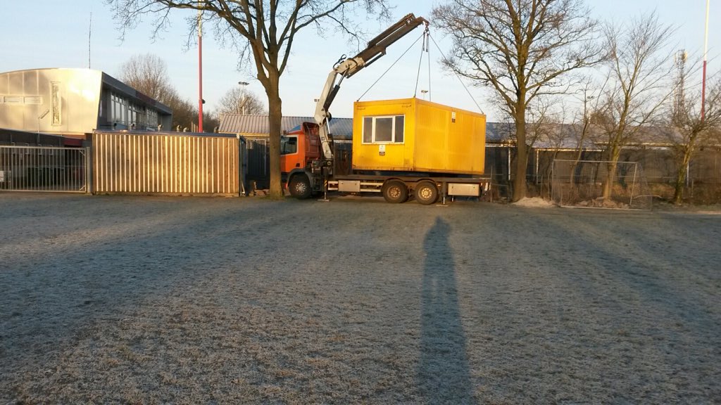 VvHBoys's tweet photo. Onder toeziend oog van de voorzitter van VvHB ballenhok geplaatst. VvHB is nog steeds dwaande!!! https://t.co/zpPKzD7JkC