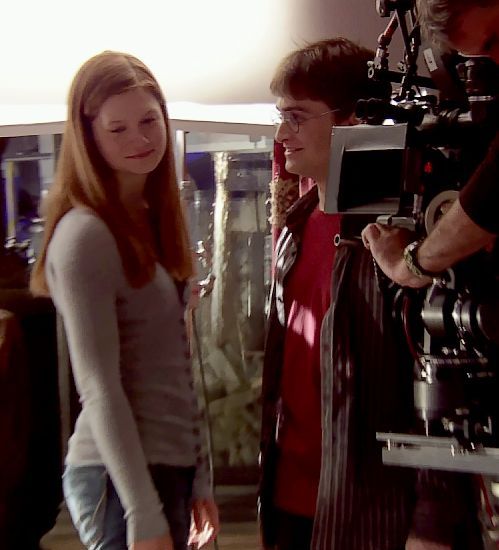 PotterWorldUK's tweet photo. Bonnie Wright behind the scenes of Harry Potter

#HappyBirthdayBonnieWright https://t.co/aWPREIZg1l