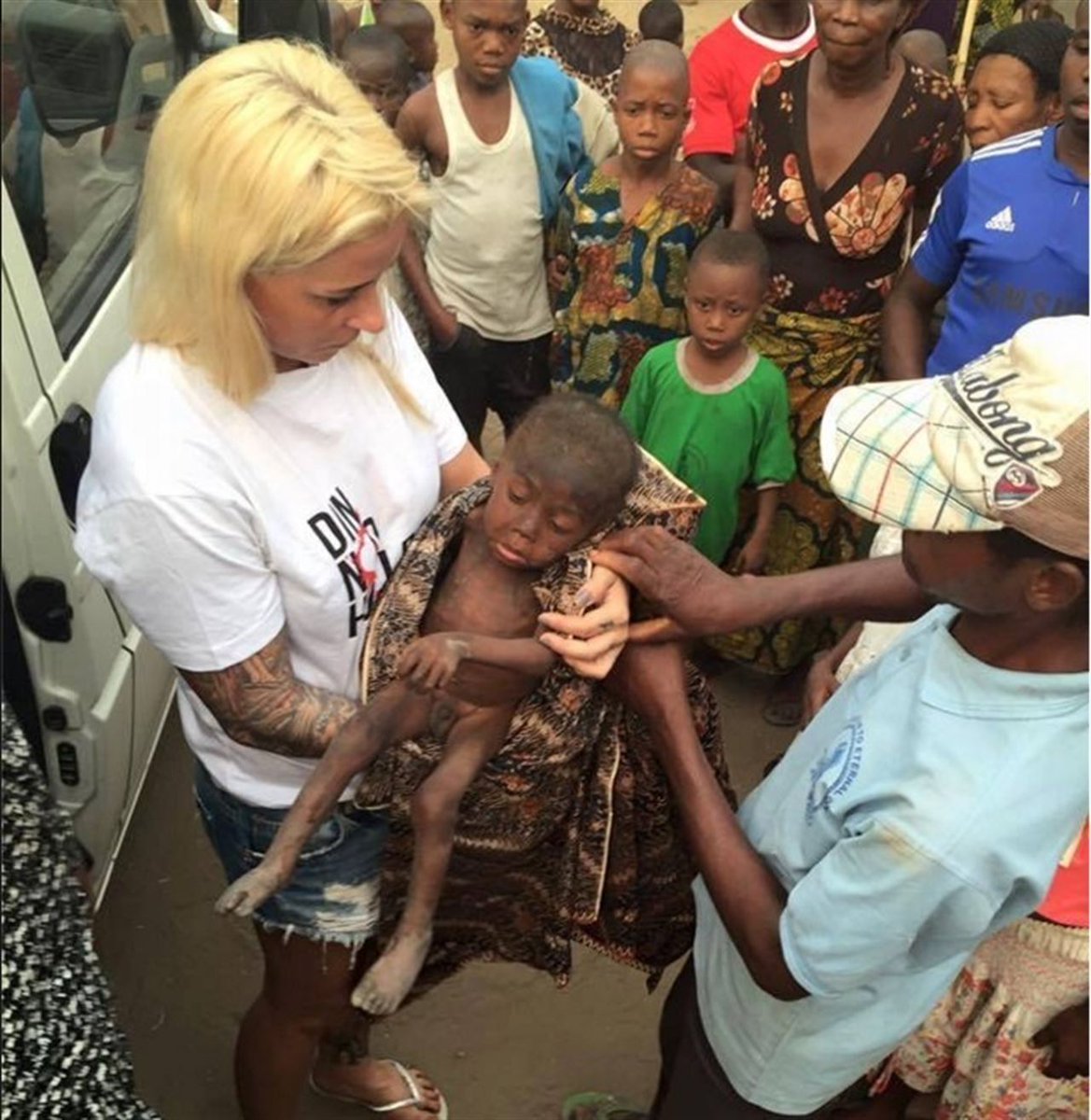 europapress's tweet photo. Rescatan de morir de hambre a un niño de dos años abandonado por 'brujo' en Nigeria https://t.co/BHpPVyyJpn Fotos. https://t.co/NV36rrdhol