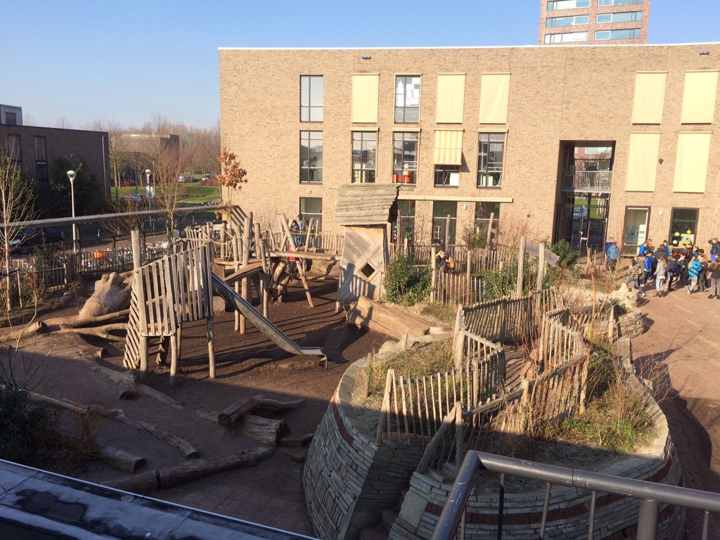 Bezoek aan de Paradijsvogel om te praten over de raad van kinderen #nationaleparken. Groen schoolplein + kas op dak!