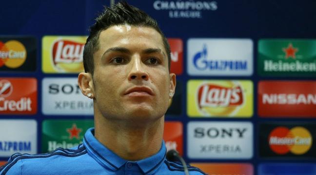 20Minutes's tweet photo. VIDEO. Agacé par une question sur son niveau, Ronaldo s'enerve et quitte la conférence de... https://t.co/aAUpDlWmYE https://t.co/ctMZkkgd0e