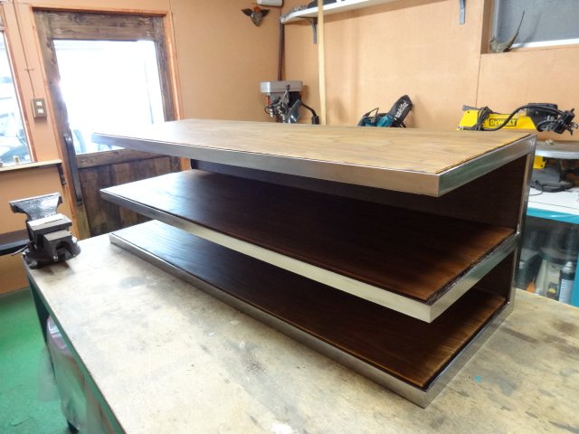 tangerine_labo's tweet image. Media Consoleを作ったよ
ヨの字のフレームは鉄で仕上げはブラッシュド、3段ある棚部はなかなか無いサイズの肥松をもったいない使い方してみました
#mediaconsole
#ironframe
#ironfurniture