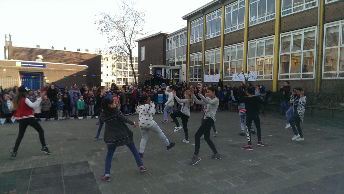 daltonoverschie's tweet photo. Een warm welkom door o.a. de dansklas bij de ontvangst van de kinderen van sbo Cornelis Leeflang bij ons #overschie https://t.co/ZnvSBhAusV