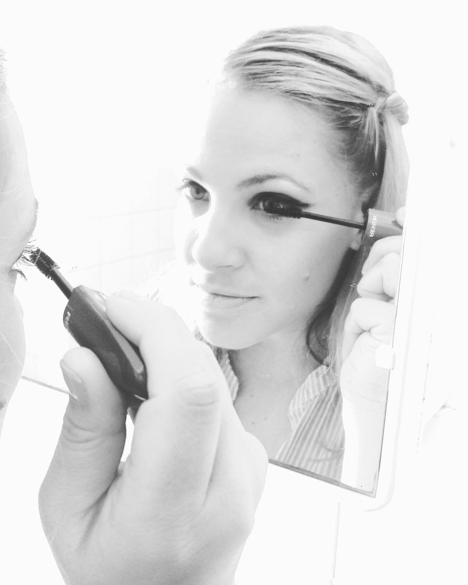 TammyBAwesome's tweet photo. Beauty is in the eye of the beholder. So start with you first. Love yourself. #LOVEISON @revlonsa #ChooseTheOne https://t.co/Uf6ZS3osus