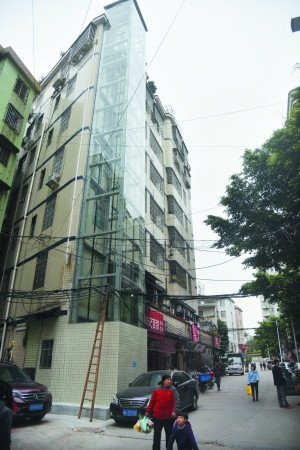 中国住み 広州でエレベータ無しのマンションに住む男性 年老いた両親のため後付け専用エレベータを設置 違法建築に当たるとして撤去へ 中国でよく見る外付けエレベータ 1f 自分の部屋直結のやつ T Co Kgzcl6kdtq T Co Idaxlsuh9p