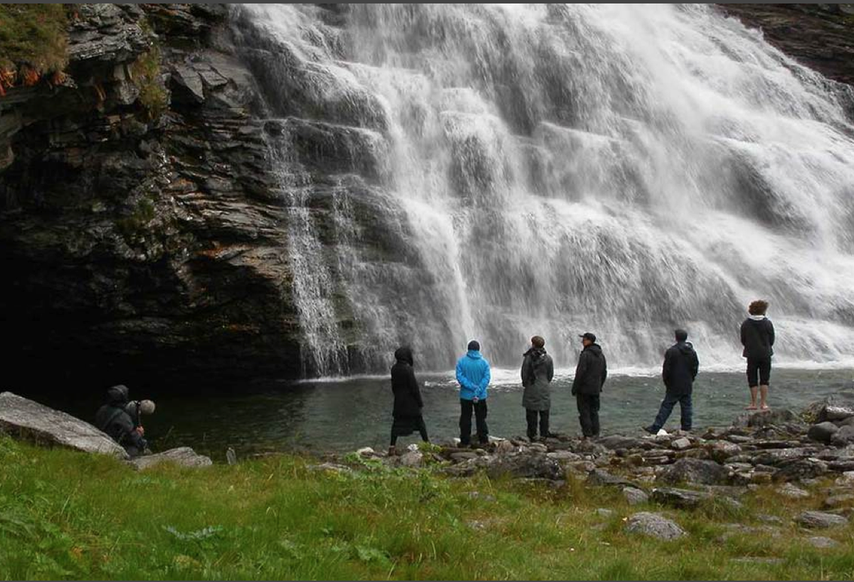 poemproducer's tweet photo. screaming with friends towards a huge waterfall #minihuman #fieldwork #sonicwildcode https://t.co/awina4H1Bf https://t.co/77Z4sJtI1y